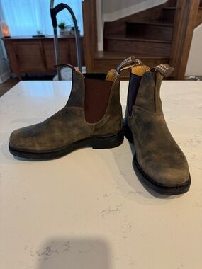 Women’s Blundstone boots.